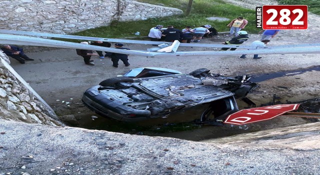 13 yaşındaki sürücünün kullandığı otomobille çarpışan otomobil köprüden uçtu: 7 yaralı