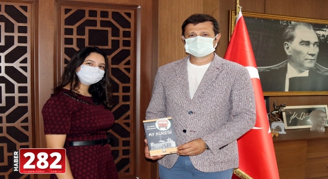 GENÇ YAZAR İLK KİTABINI BAŞKANIMIZ AKAY’A HEDİYE ETTİ