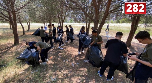 Çorlu'da öğrenciler çevre temizliği yaptı