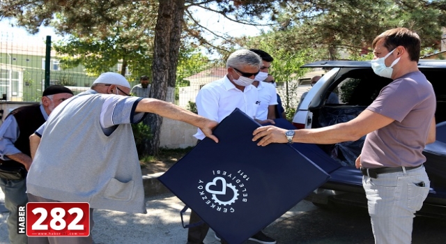 VELİKÖY MERKEZ CAMİİ’NDE SECCADE DAĞITIMI YAPILDI