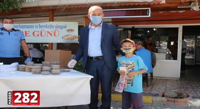 Marmaraereğlisi Belediyesi Aşure Dağıttı
