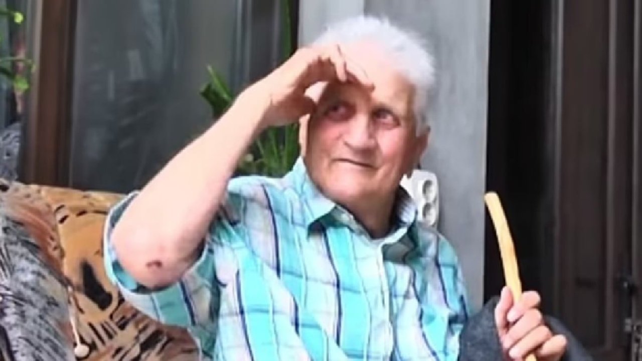 30 Yıl Sonra Aynı Kıyafetlerle Evine Geri Döndü!