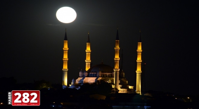 Fotoğraf tutkunları minareler arasında dolunayı ölümsüzleştirdi