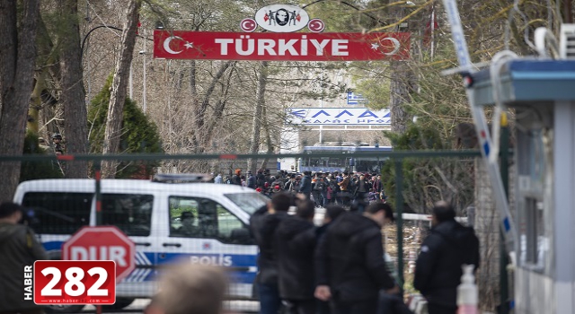 Pazarkule Sınır Kapısı geçişlere kapandı