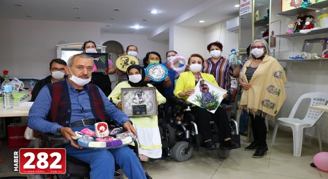 Engel-Siz atölyede hem sosyalleşiyor hem gelir elde ediyorlar