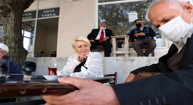 Sonradan yerleştiği köye muhtar olan kadın hizmet için koşturuyor