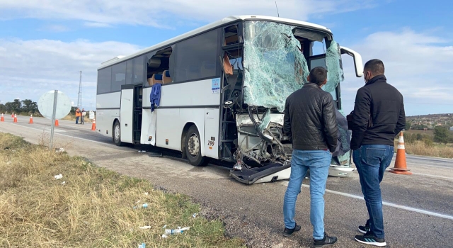 Edirne’de turistleri taşıyan yolcu otobüsü kamyonetle çarpıştı: 4 yaralı