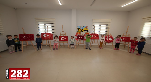 Çerkezköy'de anaokulu öğrencileri Türk bayrağı motifleri yaptı
