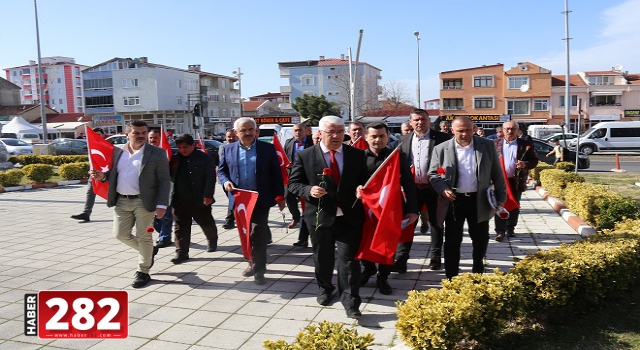 Şehitler İçin Karanfil Bıraktık