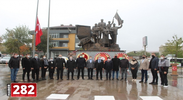 AK PARTİ ERGENE’DE ÇELENK SUNDU