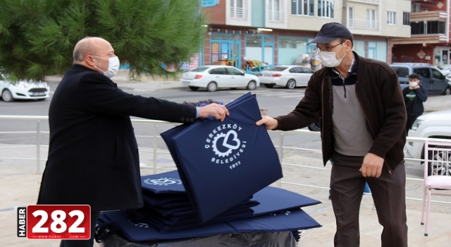 FEVZİPAŞA CAMİİ’NDE SECCADE DAĞITIMI YAPILDI