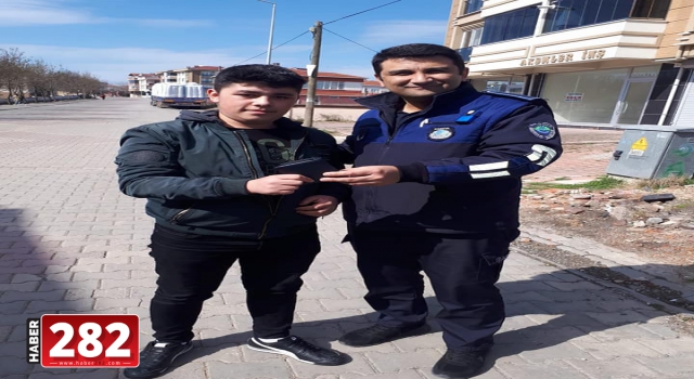 Kayıp Cüzdan Zabıta Ekiplerince Sahibine Teslim Edildi