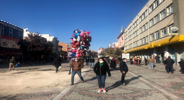 Edirne’de yoğun caddelere  kişi sınırlaması getirildi