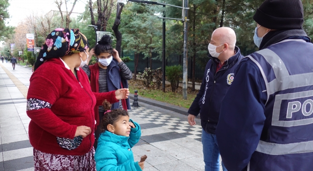 Kırklareli’nde maskesi olmayan vatandaşa polis ekipleri maske verdi