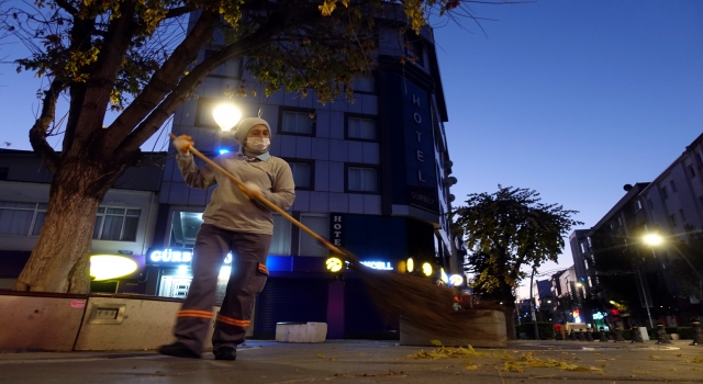 Kadın temizlik işçileri ekmek parası için şafak vakti mesaiye başlıyor