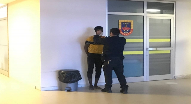 Edirne’de kendisini sakinleştirmeye çalışan polisin elini ısıran Kamerun uyruklu kişi gözaltına alındı
