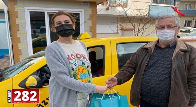 Gönül Elçileri yeni yılda taksici esnafının yanında