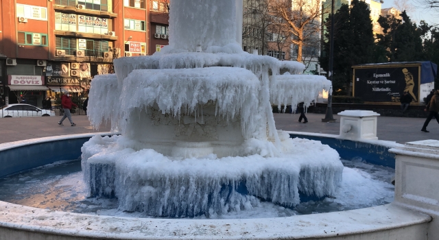 Çorlu’da süs havuzu buz tuttu