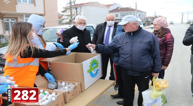 Başkan Yüksel Pazarda Dezenfektan, Maske ve Eldiven Dağıttı