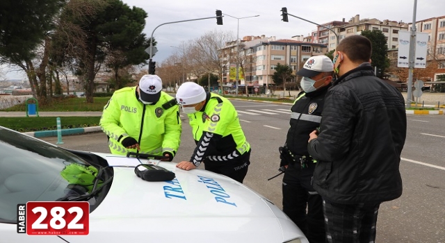 Kısıtlamayı ihlal edip yakalanınca "Çocuk ağlıyordu gezdirmeye çıkardık" savunması yapan 4 kişiye ceza