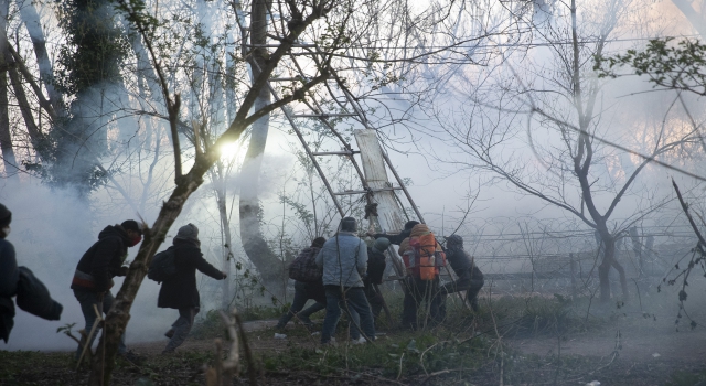 Yunanistan sığınmacılara yine gaz bombalarıyla saldırdı