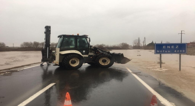 Edirne’de sağanak nedeniyle Enezİpsala kara yolu trafiğe kapatıldı