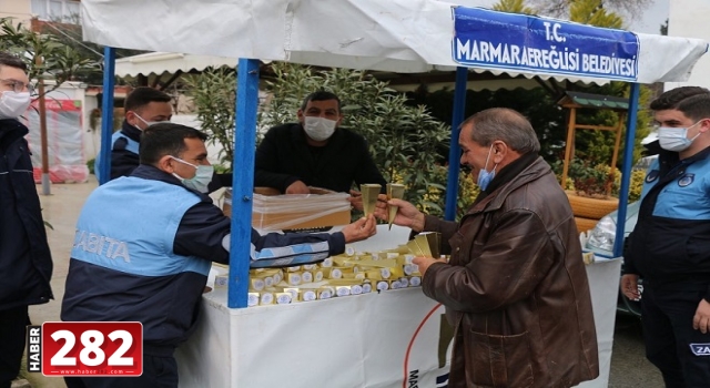 MARMARAEREĞLİSi BELEDİYESİ KANDİL ŞEKERİ DAĞITTI