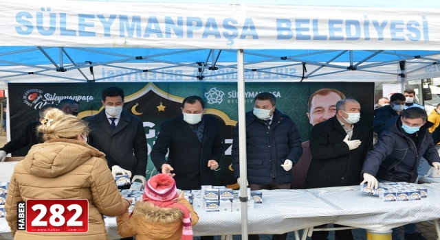 Başkan Yüksel vatandaşlara kandil simidi ikram etti