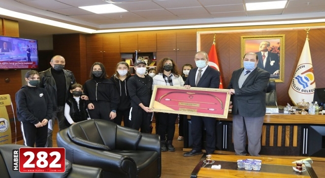 OKÇULUK SPORCULARINDAN BAŞKAN ATA’YA ZİYARET