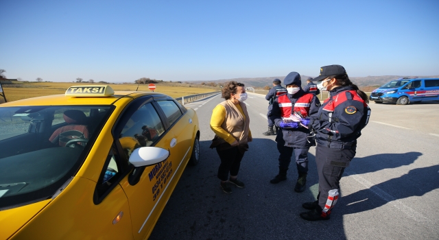 Kırklareli’nde kadın astsubaylar yol denetiminde kadın sürücülere karanfil hediye etti