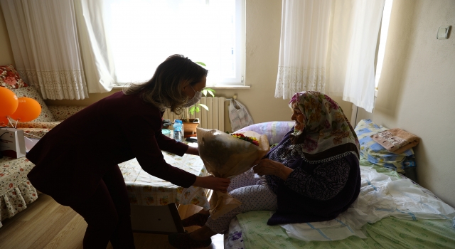 Edirne’de il müdürleri kentin en yaşlı kadını Safiye teyzenin Kadınlar Günü’nü kutladı