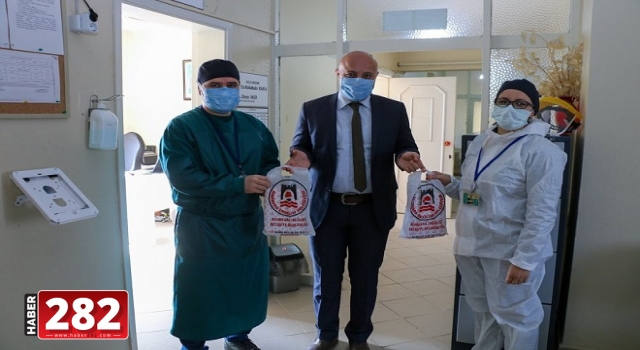 BAŞKAN HİKMET ATA’DAN SAĞLIK ÇALIŞANLARINA ZİYARET