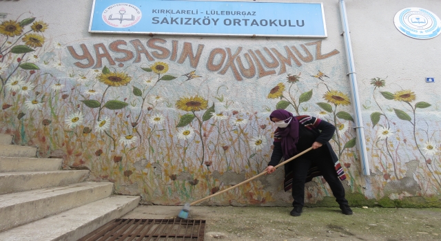 Kırklareli’nde köy sakinleri okul bahçesini imeceyle temizledi