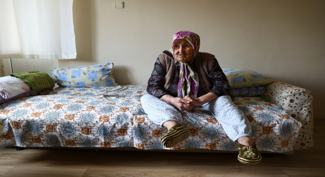 106 yıllık ömründe iki salgın dönemini yaşayan Safiye nine, fedakar sağlıkçılara duacı