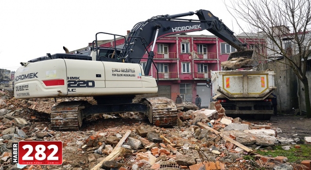 Çorlu'da Metruk Yapıların Yıkım İşlemleri Sürüyor
