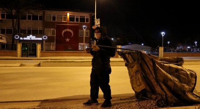 Kağıt toplayıcısı bulduğu çantayı polise teslim ederek örnek davranış sergiledi