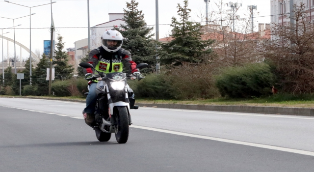 Motosiklet tutkunlarından yaşlı ve hastalara "hızlı ilaç servisi"