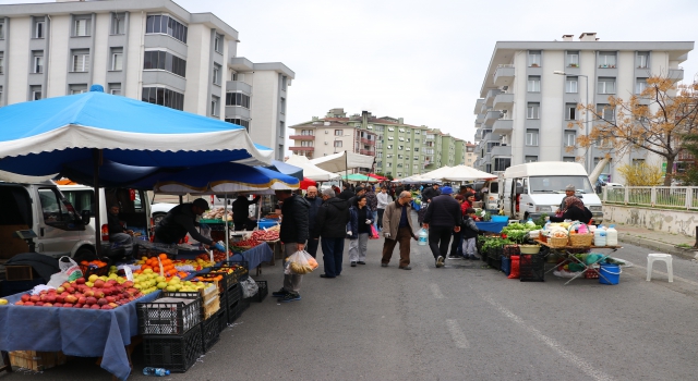 Pazarlarda sadece gıda ve temizlik ürünlerinin satışı yapılıyor