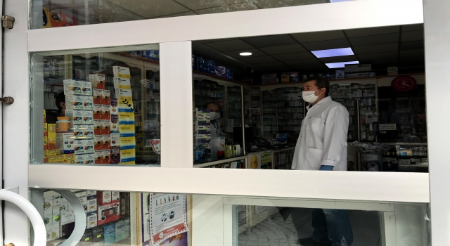 Eczaneden "sosyal mesafe pencereli" koronavirüs önlemi