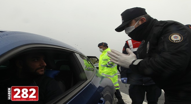 Polis ve jandarma ekipleri sürücülerin ateşini ölçtü