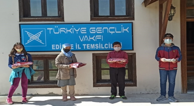 Edirne’de TÜGVA yarışmalarında başarılı olan öğrencilere ödül
