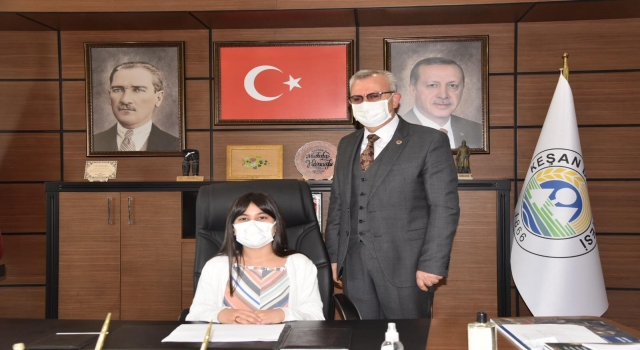 Keşan Belediye Başkanı Helvacıoğlu, 23 Nisan dolayısıyla koltuğunu  5. sınıf öğrencisi Benay’a devretti