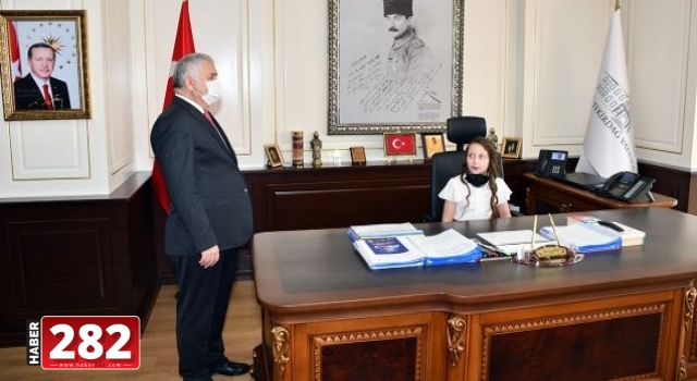 VALİLİK KOLTUĞUNA OTURDU