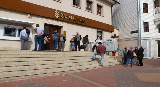 Trakya’da sokağa çıkma kısıtlamasından muaf tutulan emekliler maaşlarını çekmeye başladı