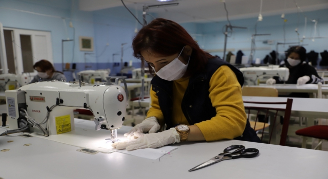 Kırklareli Üniversitesinden sağlık çalışanları için tek kullanımlık maske üretimi