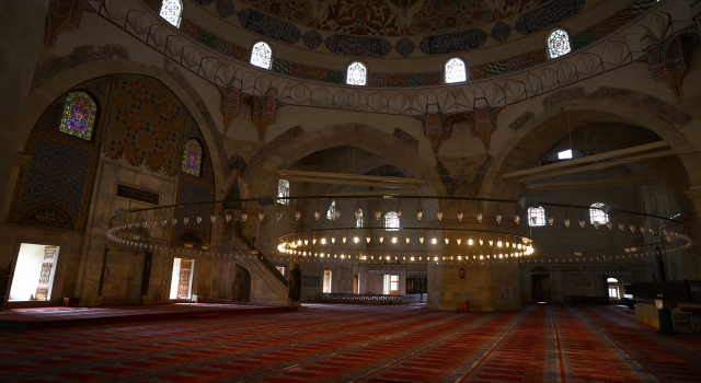 RAHMET VE BEREKET AYI RAMAZAN  Kapıları ve minareleriyle Osmanlı mimarisinin özgün eseri: Üç Şerefeli Cami