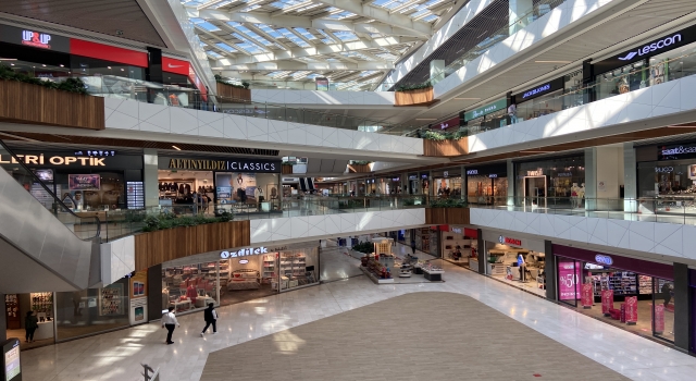 AVM’ler 17 günlük aranın ardından heyecanla müşterilerine kapılarını açtı