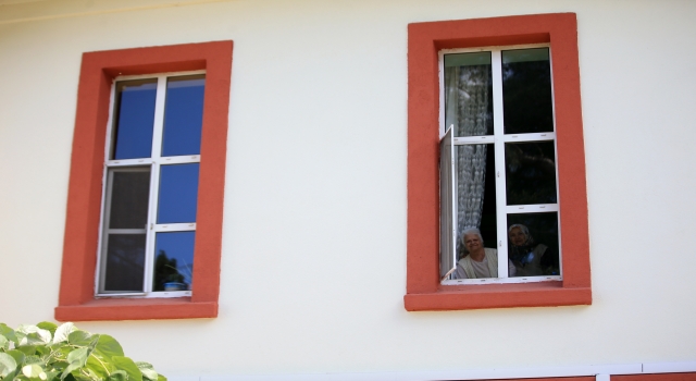 Huzurevi sakinleri ziyaretçilerini bekliyor
