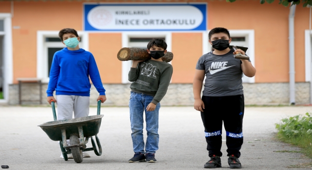 ”Fırçamız, kalemimiz, defterimiz doğa” sloganıyla görsel sanatlar dersini bahçeye taşıdılar