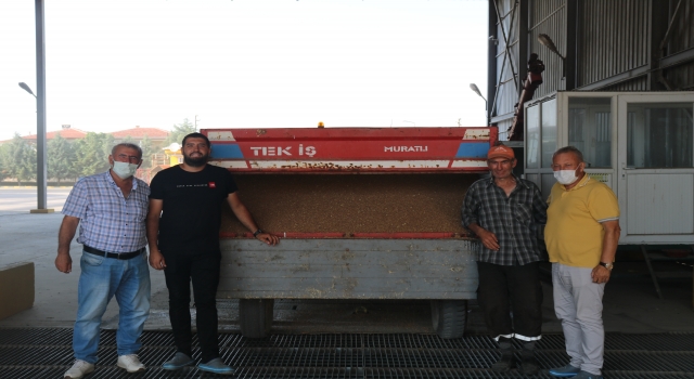 Lüleburgaz’da sezonun ilk hasat buğdayı borsaya teslim edildi